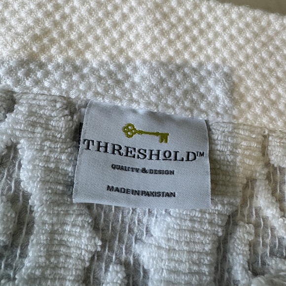 NWOT Threshold White Textured Hand Towels, Set of 4 - Picture 4 of 4